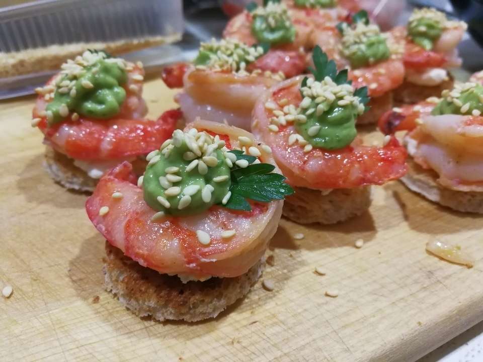 Tasty Catering Тигровая креветка на белом тосте с «гуакамоле» из авокадо