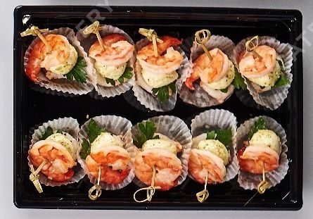 Tasty Catering Канапе из тигровой креветки с шариком моцареллы