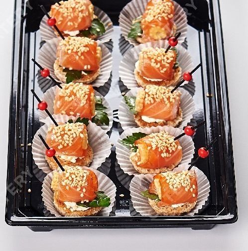 Tasty Catering Ролл из филе копченого лосося на тосте с беби-кукурузой