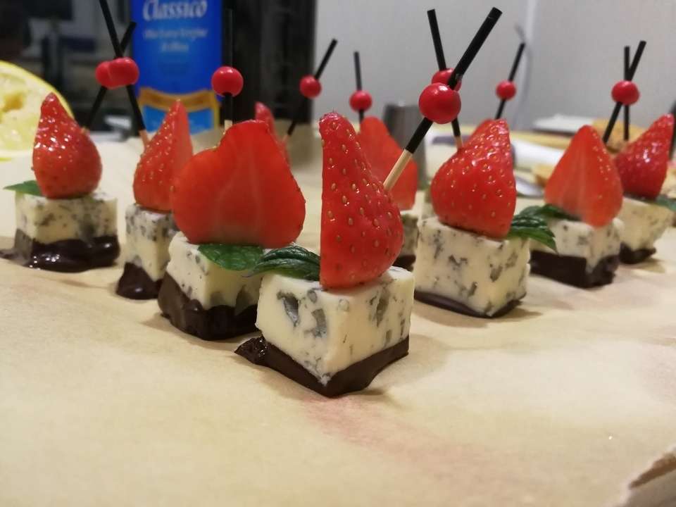 Tasty Catering Голубой сыр со свежей клубникой и горьким шоколадом