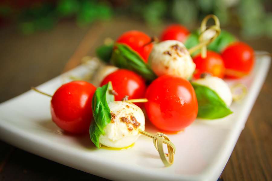 Tasty Catering Мини «Капрезе» с шариками моцареллы и соусом «Песто»