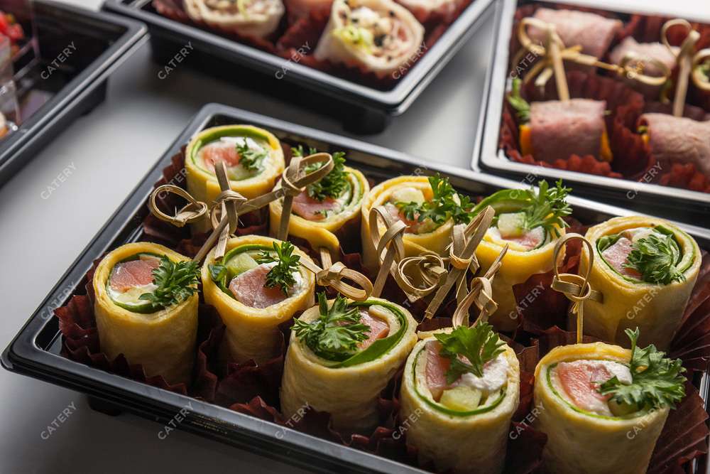 Tasty Catering Блинчик, фаршированный лососем и шпинатом