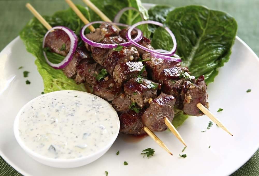 Tasty Catering Брошет из баранины в луковом маринаде с кинзой
