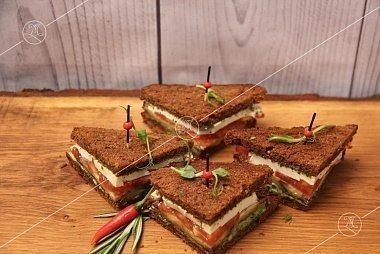 Ministerstvo Catering Company Вегетарианские мини-сэндвичи на тостовом хлебе соусом песто