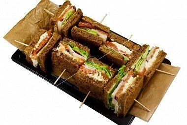 Ministerstvo Catering Company Мини-сэндвичи на тостовом хлебе со слабосоленой семгой и медовым соусом