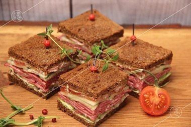 Ministerstvo Catering Company Мини-сэндвичи на тостовом хлебе с миланским салями и листом салата