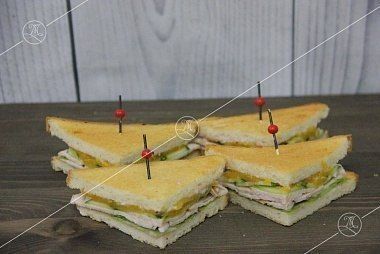 Ministerstvo Catering Company Мини-сэндвичи на тостовом хлебе с копченой индейкой и брусничным соусом