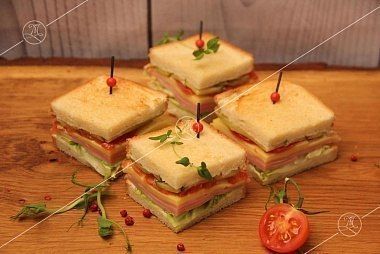 Ministerstvo Catering Company Мини-сэндвичи на тостовом хлебе с ветчиной и сыром