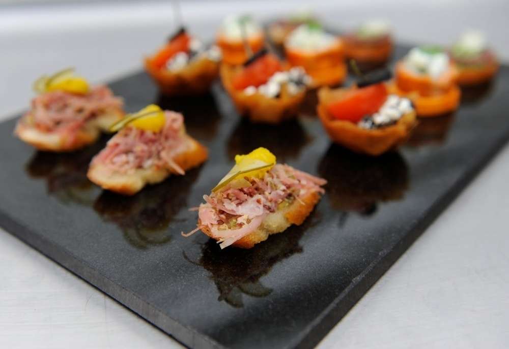 Ministerstvo Catering Company Премиум набор канапе, закусок и горячих блюд на 10—20 персон