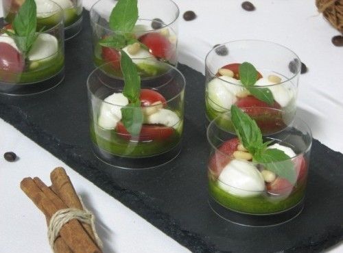 Villaggio fest Капрезе — мини-моцарелла с помидорчиками Черри и соусом песто