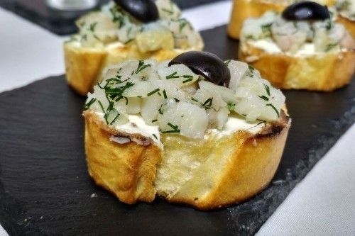 Villaggio fest Брускетта с масляной рыбой, заправленной соусом по-каталонски