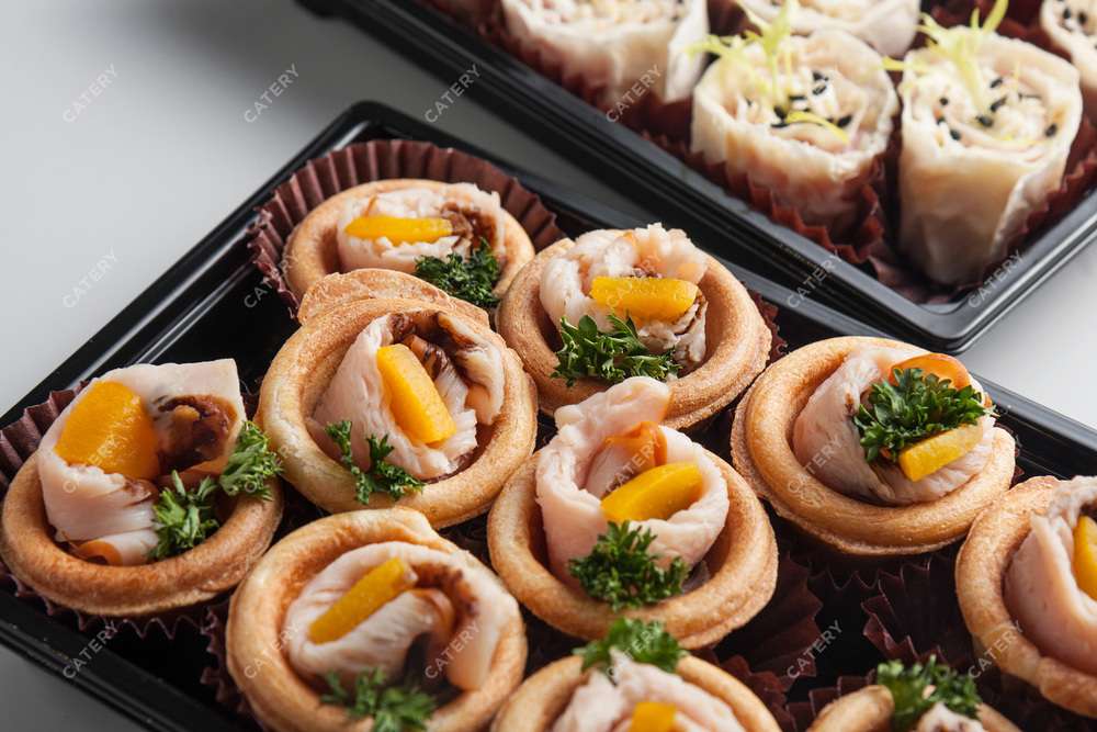 Tasty Catering Индейка в тарталетке с соусом Порто и персиком