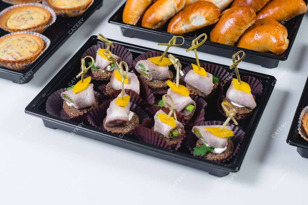Tasty Catering Язык с маринованным огурчиком и хреном на тосте