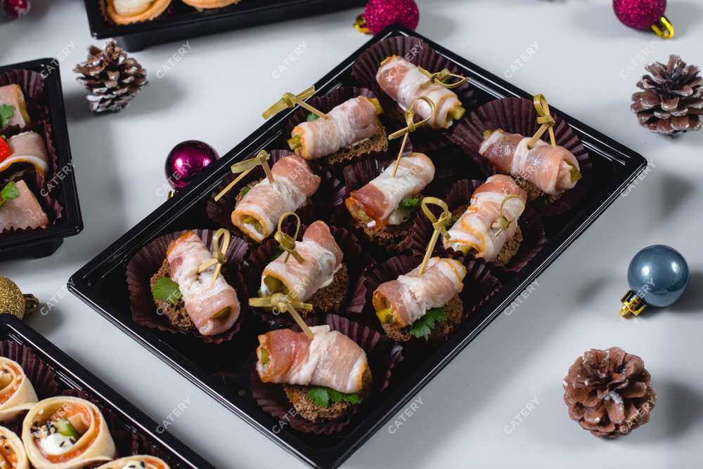 Tasty Catering Рулетик из бекона с черемшой и корнишонами на черном тосте