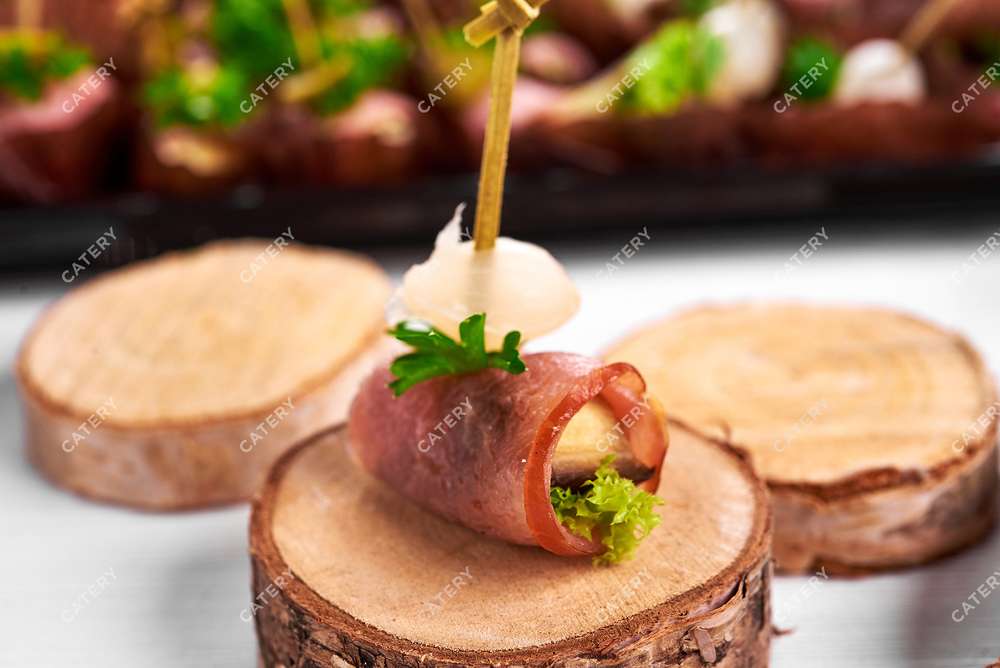 Tasty Catering Ролл из свиного балыка с печеным баклажаном и острым соусом