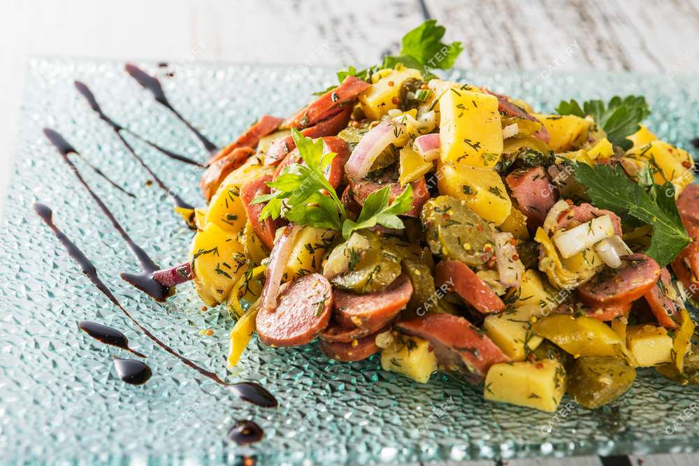 Tasty Catering Салат «Охотничий» с колбасками