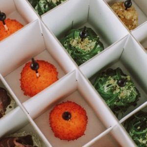 Young Catering Коробка боллов с клубникой в сливочном сыре, посыпанной красной икрой тобико