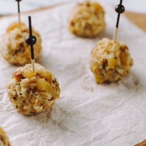 Young Catering Коробка боллов со сливочным и голубым сыром, посыпанных орехами, курагой изюмом