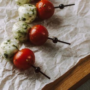 Young Catering Коробка канапе из моцареллы и томатов черри с соусом песто