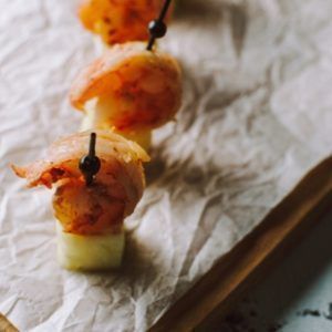 Young Catering Коробка канапе из тигровой креветки и свежего ананаса в пикантном соусе