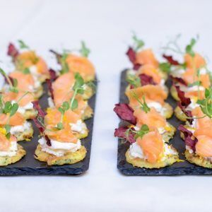 Young Catering Коробка картофельных панкейков с рикоттой и лососем под апельсиновой пудрой