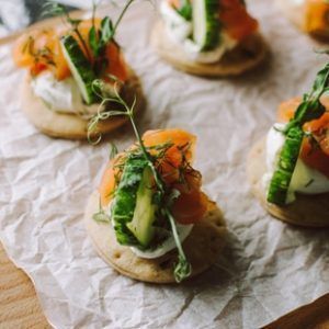 Young Catering Коробка кростини со слабосольным лососем и сливочным сыром