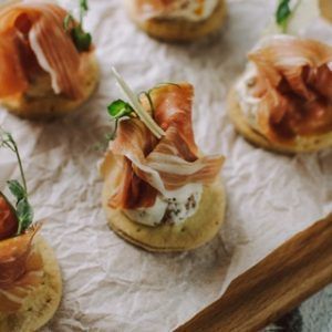 Young Catering Коробка кростини с пармской ветчиной, сливочным сыром, вялеными томатами и соусом песто