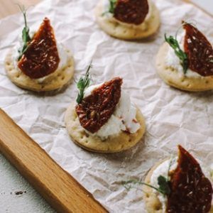 Young Catering Коробка кростини с вялеными томатами, сыром Рикотта и болгарским перцем