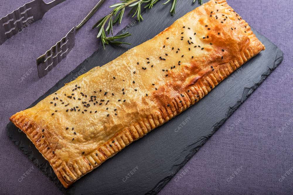 Азбука Вкуса Экспресс-кейтеринг Домашний итальянский пирог с курицей конфи, куриным сердечками и яйцом