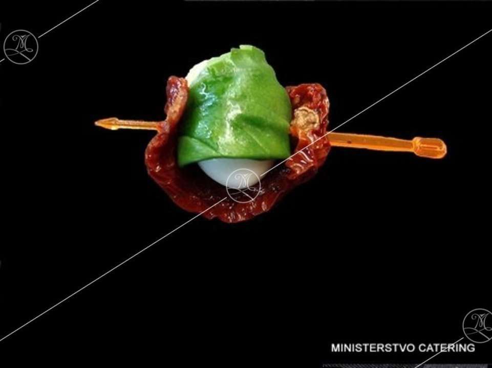 Ministerstvo Catering Company Вяленый томат с перепелиным яйцом и базиликом