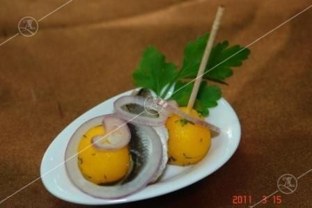 Ministerstvo Catering Company Килька пряного посола с картофельным шариком