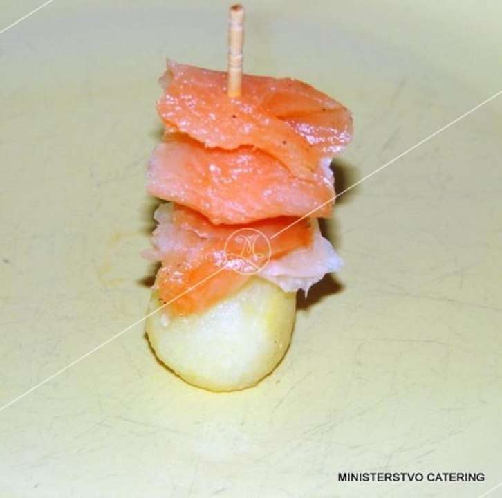 Ministerstvo Catering Company Яблочный болл со слабосоленым лососем и маринованным имбирем