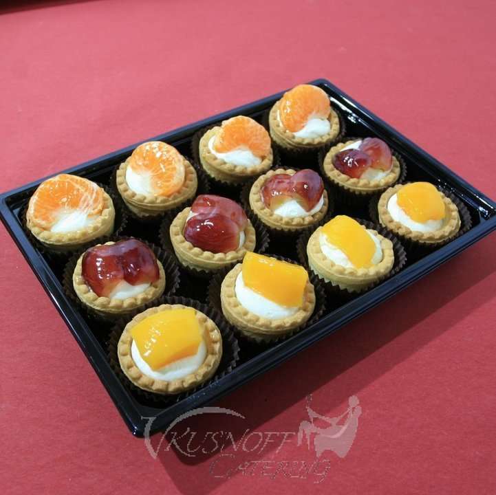 Vkusnoff Catering Ассорти песочных корзиночек с кремом Шантим и фруктами