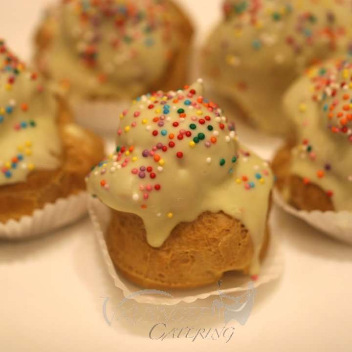 Vkusnoff Catering Профитроли с заварным кремом и белым итальянским шоколадом