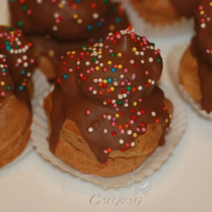 Vkusnoff Catering Профитроли с заварным кремом и тёмным итальянским шоколадом