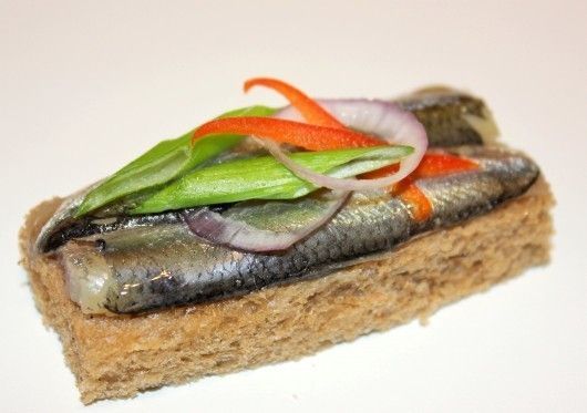САДко Сatering Тост из бородинского хлеба с килькой