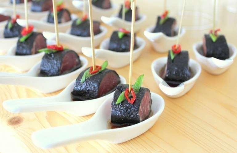 САДко Сatering Вырезка говядины в Нори с соусом Наршараб