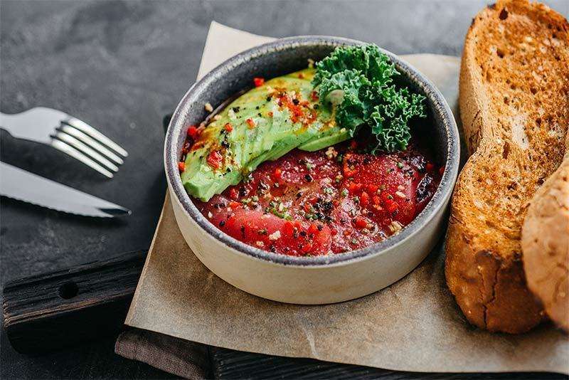 800°С Contemporary Steak Татаки из тунца с авокадо