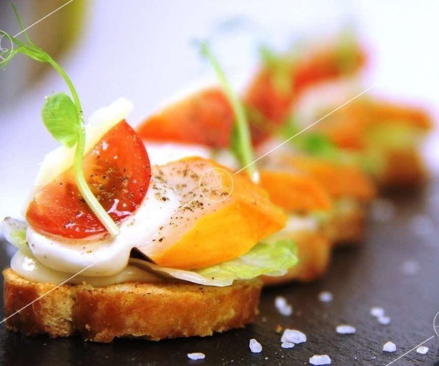 Ministerstvo Catering Company Брускетты с курицей под соусом Цезарь