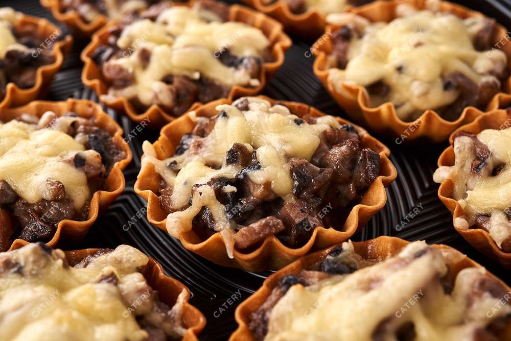 тарталетки с грибами без духовки. жульен в тарталетках с грибами и курицей и сыром. тарталетки с грибами и сыром. тарталетки с жареными грибами. тарталетки с грибами без духовки.