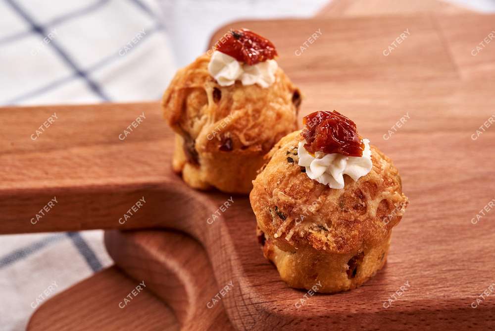 Tasty Catering Маффин с вялеными томатами и сыром пармезан